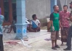 Asik Santai Dengan Istri, Kakek Bojonegoro Dibacok Tetangga