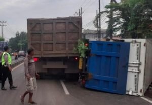 Diduga Ngantuk, Truk Box Terguling Di Trosobo Sidoarjo