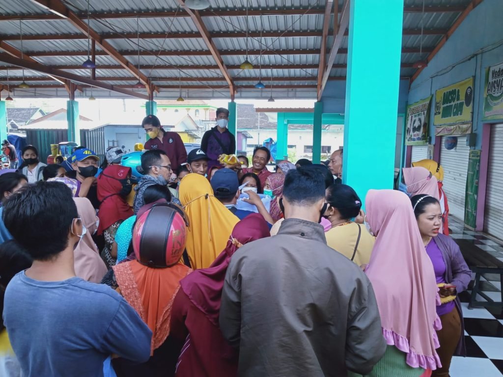 Operasi Minyak Goreng Murah Di Pasar Jetis Diserbu Warga