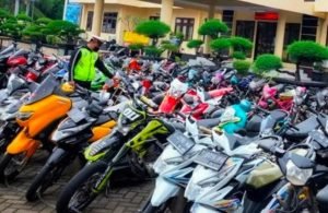 Puluhan Pelaku Balap Liar Dorong Motornya Hingga Ke Mapolres Situbondo
