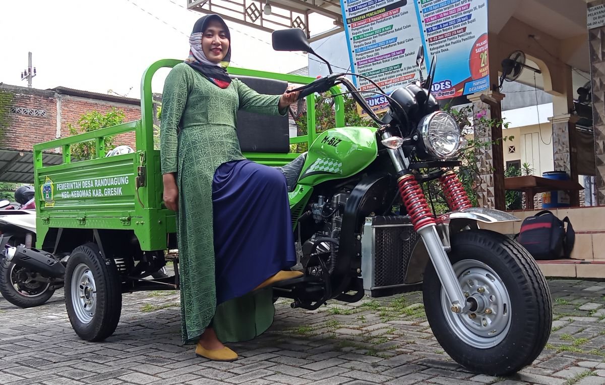 Janda Cantik Pengangkut Sampah Akhirnya Gerobak Sampah Baru