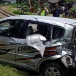 Mobil Honda Jazz Tertabrak Kereta Api Hingga Ringsek di Bagian Depan