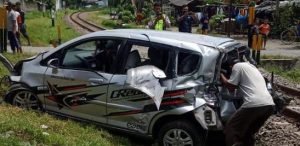 Mobil Honda Jazz Tertabrak Kereta Api Hingga Ringsek di Bagian Depan