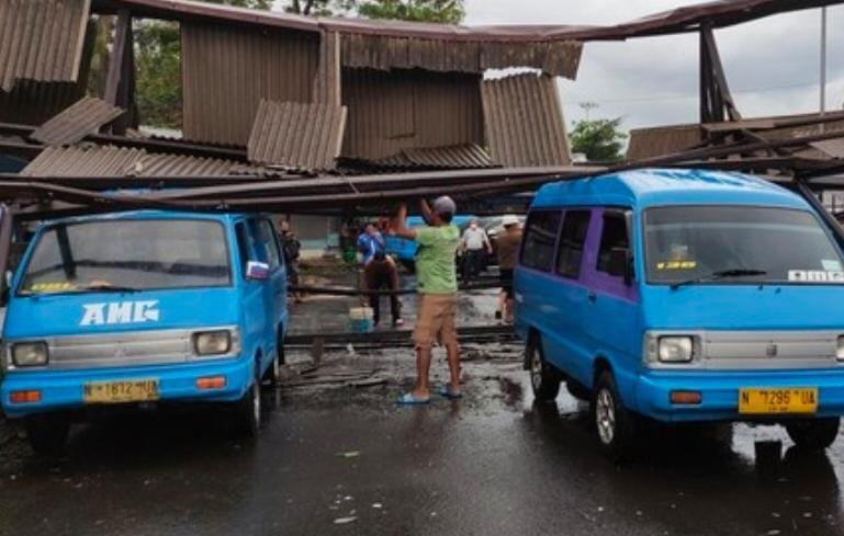 Parkiran Angkot Terminal Arjosari Malang Roboh Diterjang Hujan Deras dan Angin Kencang