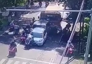 Pengemudi Trailer Remblong Tabrak Dua Mobil dan Dua Motor di Diwek Jombang Ditahan Polisi