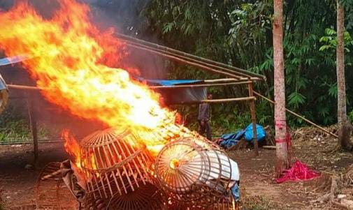 Sarana Sabung Ayam di Desa Mangir Akhirnya Dibakar Polisi