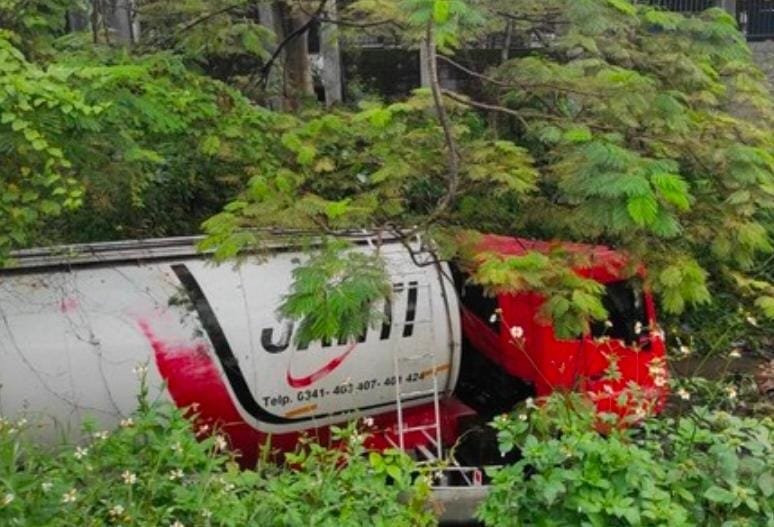 Selip di Tanjakan, Truk Tangki Terperosok ke Sungai di Jalur Surabaya - Malang