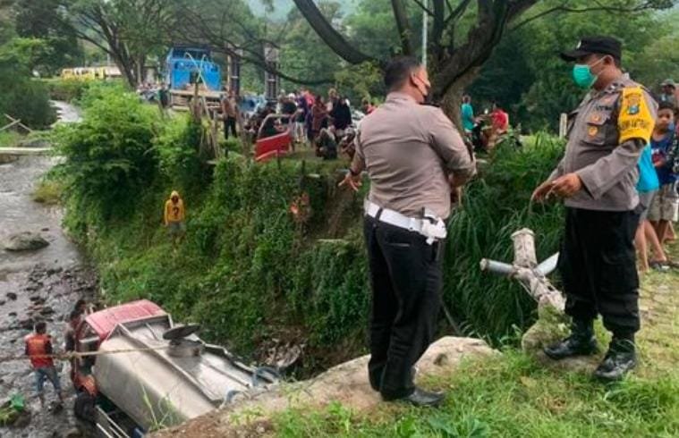 Terungkap Ini Sebab, Truk Tangki Air Terperosok ke Sungai Sajen Pacet