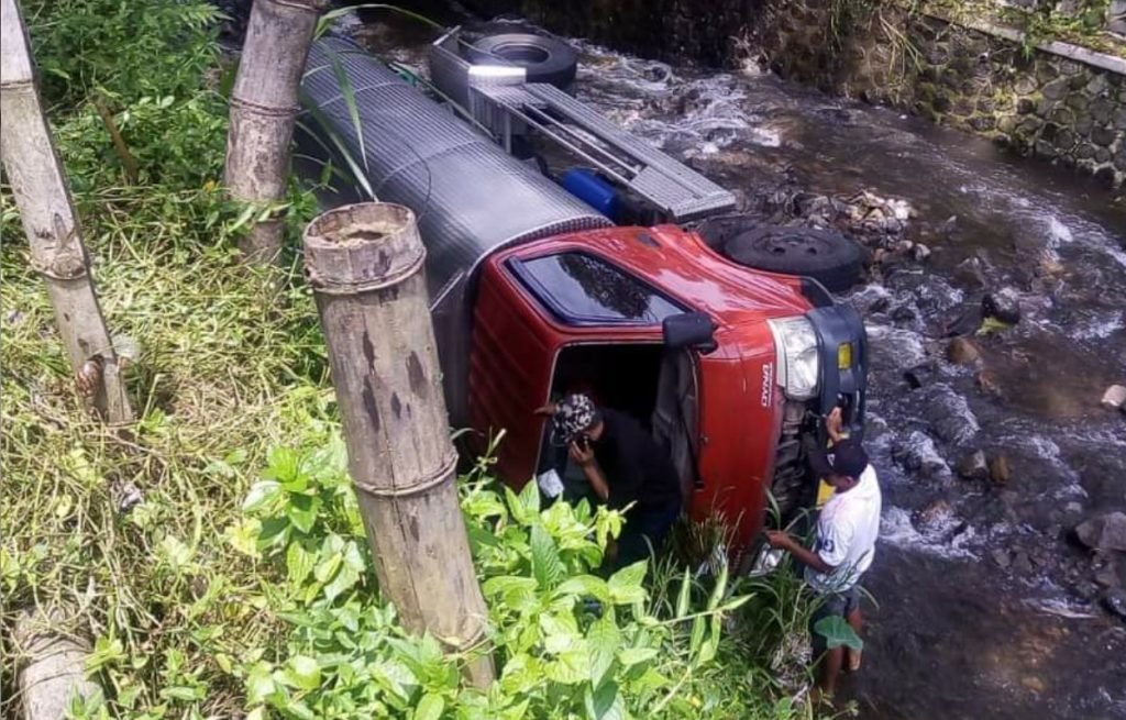 Truk Tangki Tercebur Ke Sungai Pacet Diduga Tak Atasi Tanjakan