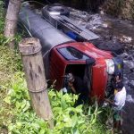 Truk Tangki Tercebur Ke Sungai Pacet Diduga Tak Atasi Tanjakan