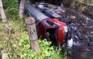 Truk Tangki Tercebur Ke Sungai Pacet Diduga Tak Atasi Tanjakan