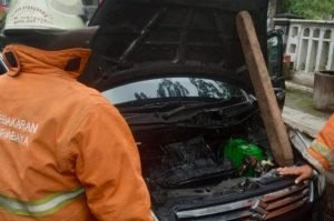Mobil Suzuki Ertiga Di Surabaya Terbakar, Diduga Karena Mesin Korslet