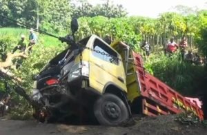 Diduga Sopir Ngantuk, Truk Pasir Di Kediri Terjun Ke Sungai