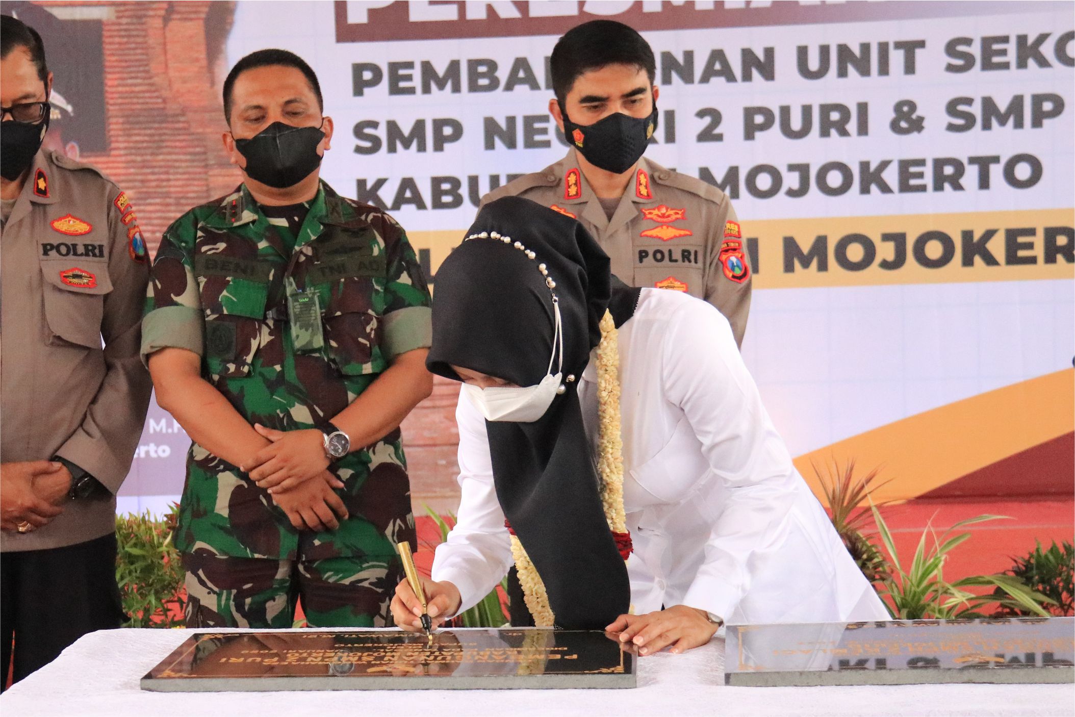 Dua Sekolah, bupati Mojokerto, Ikfina Fahmawati, tingkat menengah