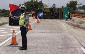 Truk Ayam Terguling di Tol Jombang-Mojokerto Sebabkan Kemacetan
