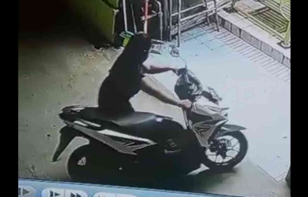 Ibu Muda di Mojokerto Gondol Motor Karyawati Toko Ponsel