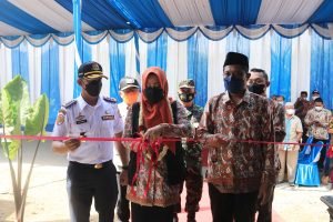 Bupati Mojokerto Serahkan Bansos Bedah Rumah di Dawarblandong