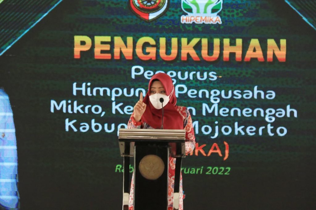 Kukuhkan Pengurus Hipemika Mojokerto, Bupati Harapkan Kolaborasi Kembangkan UMKM