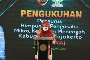 Kukuhkan Pengurus Hipemika Mojokerto, Bupati Harapkan Kolaborasi Kembangkan UMKM