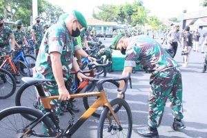 Sambut Perlombaan Triathlon, Danrem Berikan 33 Sepeda Kepada Jajaran