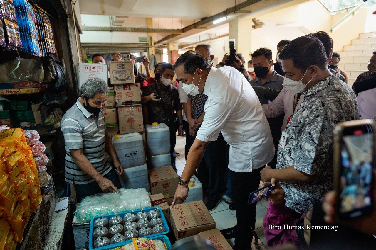 Tinjau Pasar Kramat Jati, Mendag Pastikan Harga Migor Sesuai HET