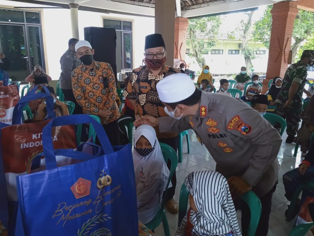 Kapolresta Mojokerto Berikan Santunan Anak Yatim Terdampak Pandemi