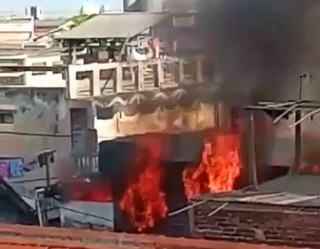 Rumah Semi Permanen di Surabaya Hangus Diamuk Si Jago Merah