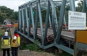 Ambles Tertabrak Tronton, Jembatan Ngantru Tidak Bisa Dilewati