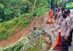 Hujan Deras Membuat Jalan di Trenggalek Longsor 15 Meter