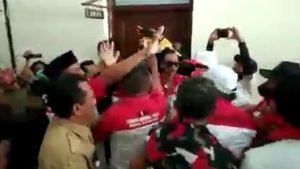 Viral, Anggota LSM LIRA Pukul Sekpri Ketua DPRD Kota Probolinggo