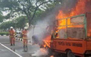 Mobil DLH Surabaya Terbakar Setelah Punguti Sampah