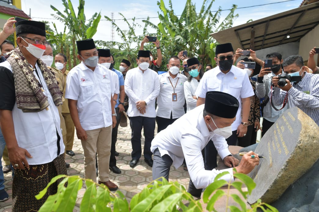 Menpora Resmikan Gedung Pendidikan Tahfidzul Quran Dan Lapangan Basket Pesantren Segoro Agung