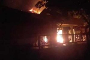 Diduga Korsleting Listrik, Dua Rumah di Surabaya Hangus Terbakar