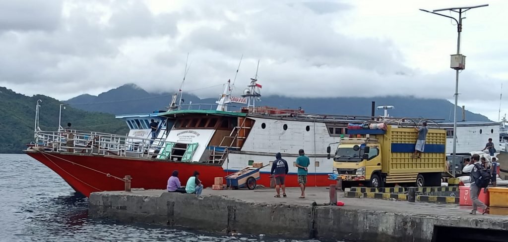 Cuaca Ekstrim, KPLP Pelabuhan Bastiong Berhentikan Kapal Rute Ternate-Gane Barat.