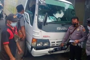 Kurang Konsentrasi, Rossi Tabrak Mobil Box