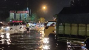 Kota Mojokerto Terendam Banjir, Warga Sibuk Selamatkan Barang Berharga