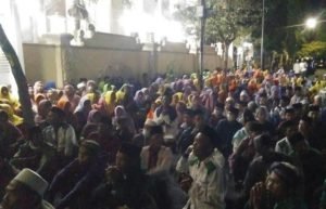 Ratusan Warga Geruduk Mapolres Pamekasan, Tak Terima Tokoh Agama Ditangkap