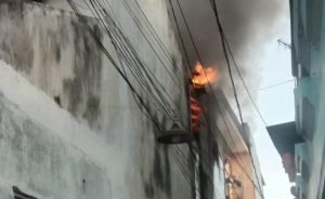 Rumah Lantai Dua di Surabaya Terbakar, 11 Mobil Damkar Diterjunkan