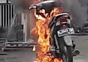 Motor Terbakar di Alun-alun Kota Pasuruan Buat Pengunjung Semburat