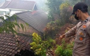 Toko Sembako di Ponorogo Tertimpa Tanah Longsor, Kerugian Mencapai Rp 20 Juta