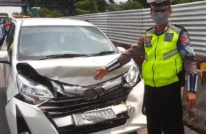 Kurang Konsentrasi, Mobil Toyota Calya Tabrak Truk di Tol Sidoarjo