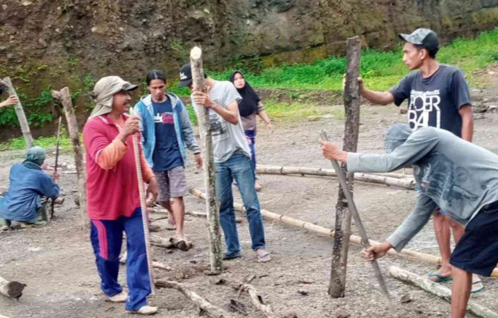 Akses Jalan Galian C di Ngoro Ditutup Warga