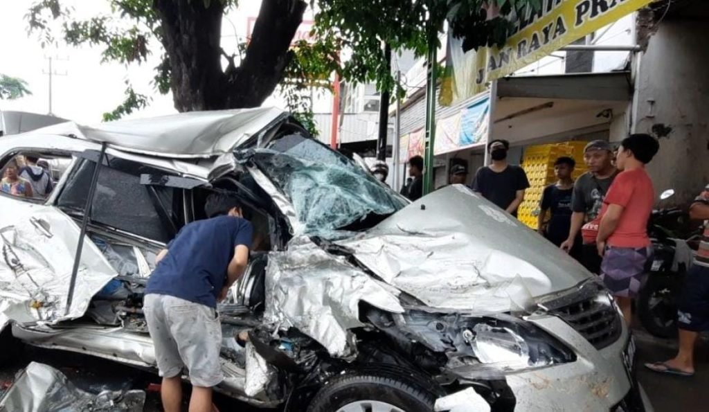 Akibat Ban Meletus, Truk di Sidoarjo Tabrak Mobil dan Dua Motor