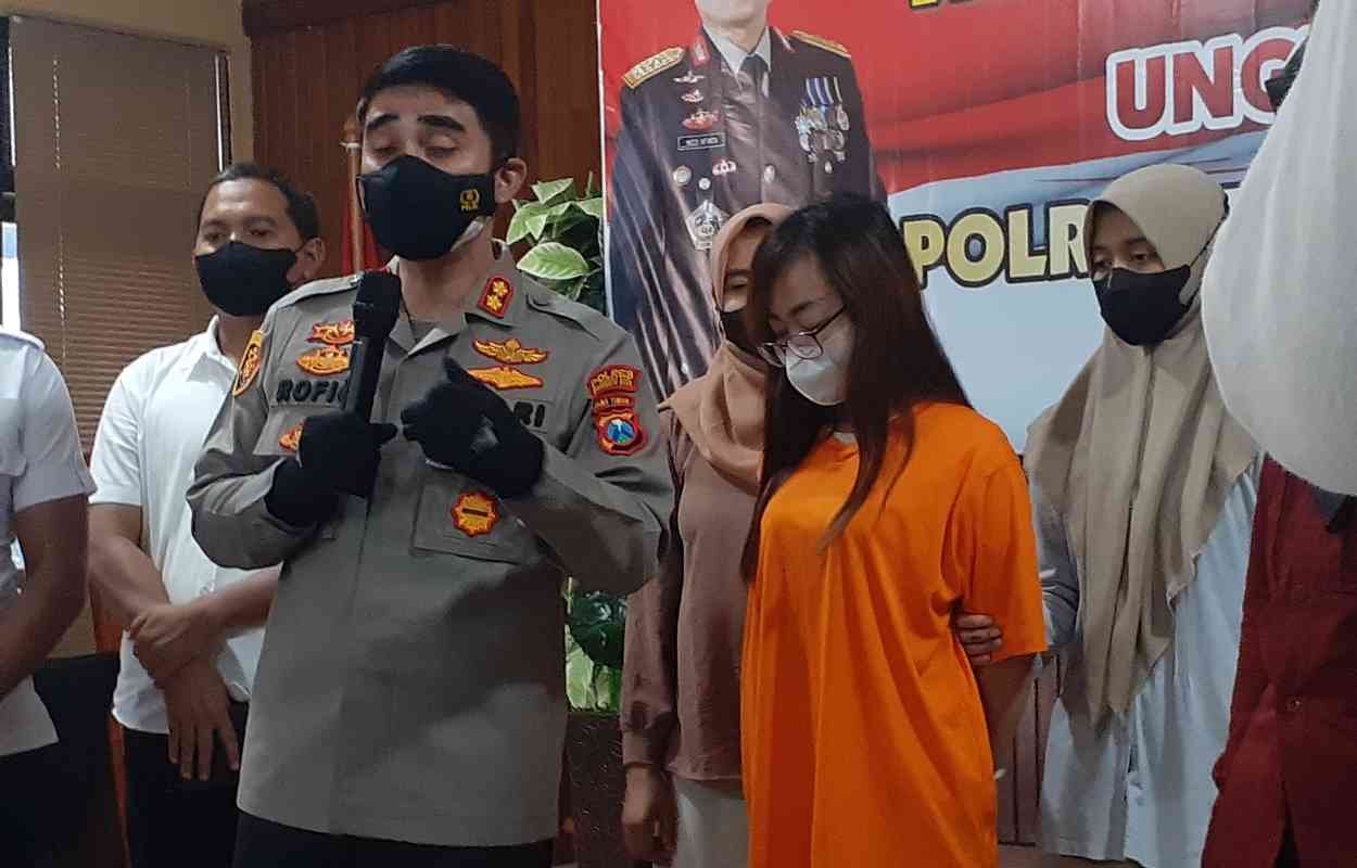 Penipu cantik