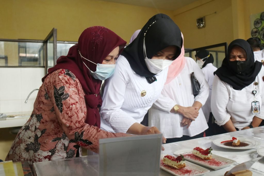 Hidangan Siswa SMK 1 Dlanggu Bikin Bupati Bahagia