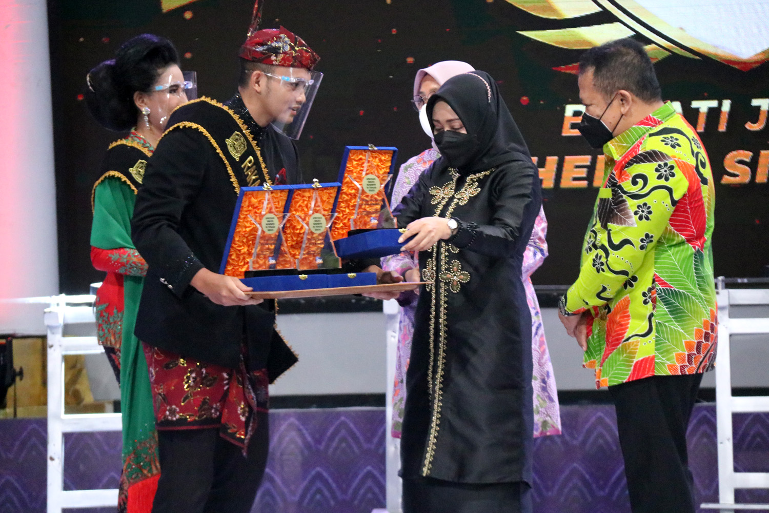 Bupati Mojokerto, Ikfina Fahmawati saat menerima penghargaan