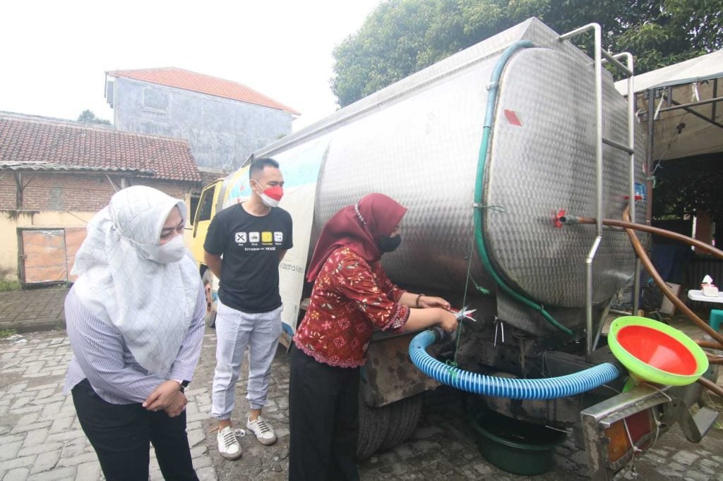 Wali Kota Mojokerto Distribusikan 6000 Liter Minyak Goreng Curah