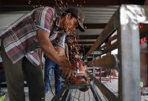 Gelar Pelatihan Pengelasan, Ning Ita : Bisa Penuhi Kebutuhan Rak Pemerintah