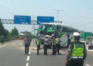 Penumpang Rebut Kendali Sopir jadi Penyebab Kecelakaan Truk vs Bus di Tol Dupak