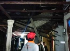 Diterjang Hujan Deras dan Angin Kencang, Puluhan Rumah Warga Mojokerto Rusak